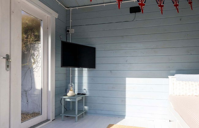 Charming Seaside Cottage - 5-min Walk to Beach - Photo 63