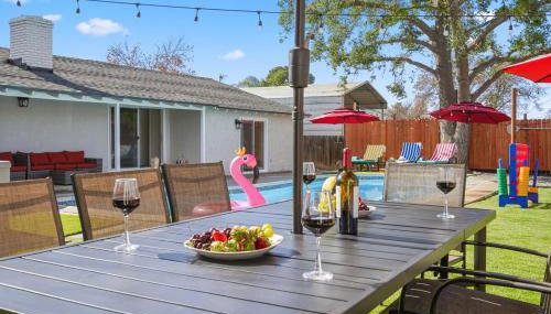 Sleeps 12 - Hot Tub - Pool - Game Room & Fire Pit! - Foto 3