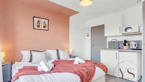 Modern 1C Longton Studio Near Alton Towers with Netflix, Wi-Fi & Kitchenette - Foto 5