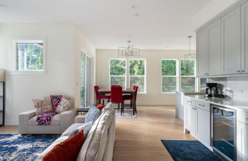 Elegant 3-Story House with Private Backyard in WA - Photo 33