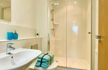 2 Double beds OR 4 Singles, 2 Bathrooms, FREE PARKING, Smart TV's, Close to Gunwharf Quays, Beach & Historic Dockyard - Foto 14