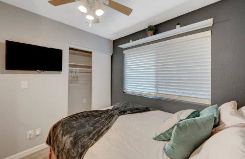 Fresh & Fun! Vegas 4BR w Heated Pool, Dog Friendly - Photo 24