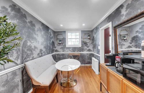 Sojourn Old Town Perfection with Fire Pit and Parking - Foto 10