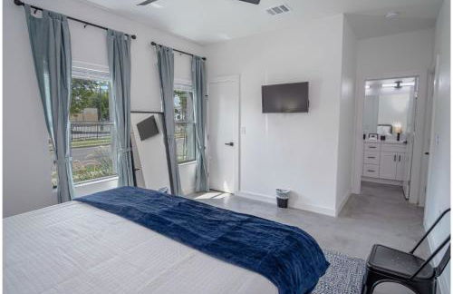 Gorgeous 3 BR 2 BA Near Amazing Downtown - Photo 24