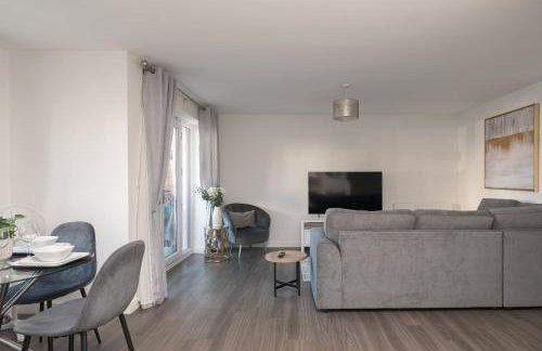 Comfortable 2-Bed Home with Parking & Fast Wi-Fi! - Photo 8