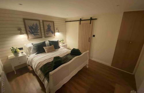 brand new cozy cabin with parking - Foto 8