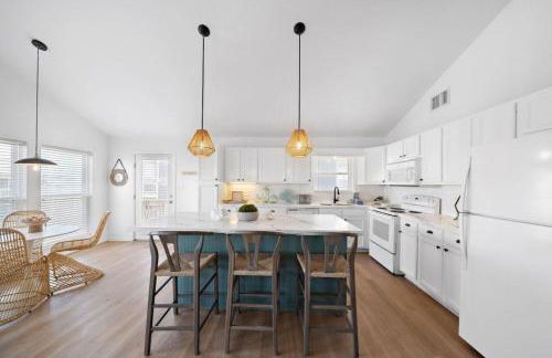 Stylish Home with game room, deck, and canal access - Foto 15