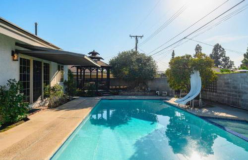 Luxury Estate with Sparkling Pool & Elegant Amenities - Foto 12