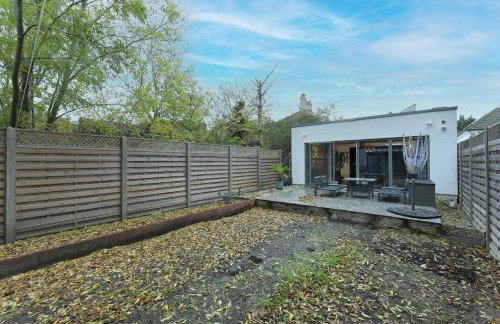 Architect-Designed Luxury Retreat 3BR Chessington - Pass the Keys - Photo 39