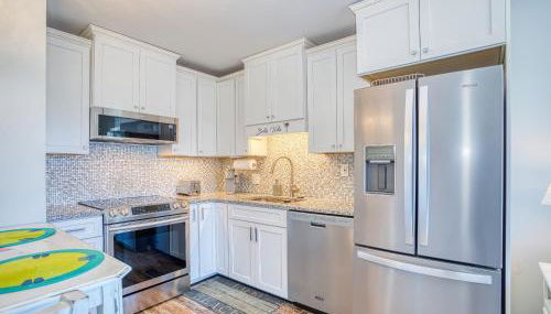 Bella Vista: Marshfront Condo 1 Block To The Beach. Pool & Hot Tub-1st Floor - Photo 3, stove, dishwasher, toaster, minibar