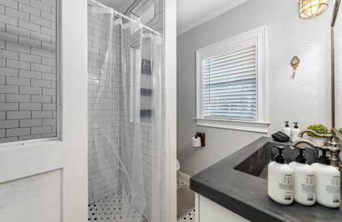 Tiny Home w MIL suite - 3 MI to DT - Foto 17