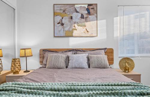 Entire Private Home with 4 Bedrooms 2 Bathrooms, Hot Tub, King Bed, 80 TV, Gated Yard, Ranch Style, Available Now - Foto 43