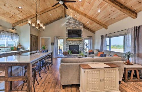 Chic Williamstown Retreat with Pool and Hot Tub! - Foto 6