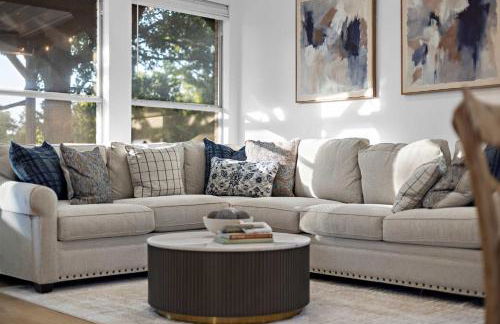 Heated Pool & Spa Mini Golf Bowling Game Room perfect for family - Photo 21