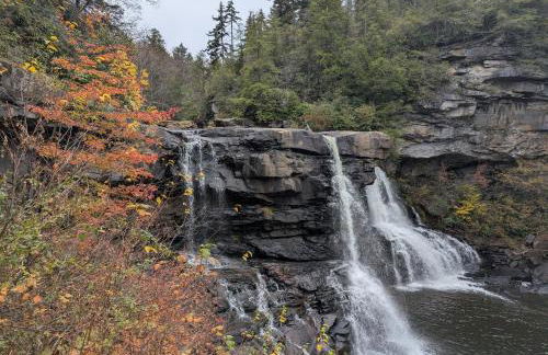 Leaf Peeper's - HUGE deck, pizza oven, Pac-man! - Photo 75