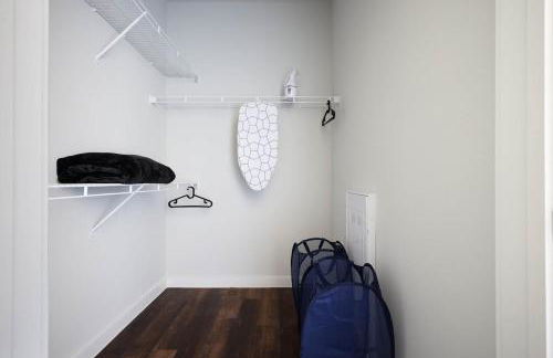 Cozy 2BR w Pool Gym Near Rvrwalk Dome Conv Ctr - Foto 23