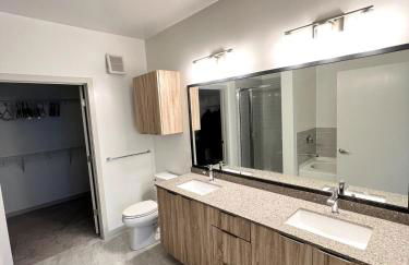 Luxury Bedroom with Private Bath & Closet Near Airport and Downtown Boston - Foto 16