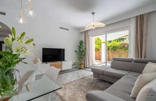 Luxury 3BR Puerto Banus, Pool, Garden, Walk to Marina & Beach - Photo 4