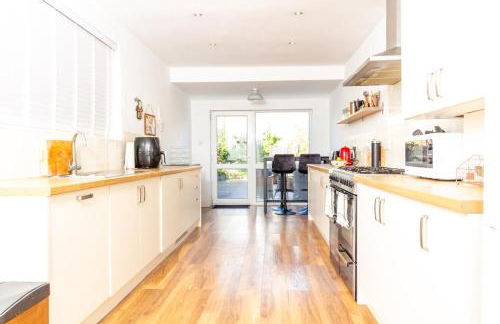 Charming Getaway - 3BR Home in the Heart of Chester - Photo 17