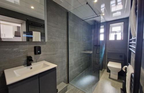 Modern 2 bedroom house near national park - Photo 1