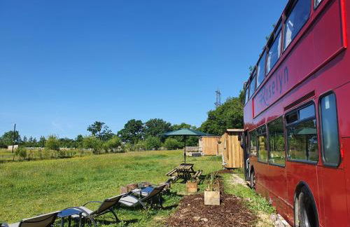 Double Decker Bus on an Alpaca Farm Sleeps 8 - Foto 12