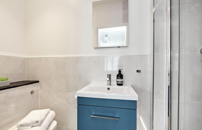 Beautiful Battersea Garden Flat by Underthedoormat - Photo 18