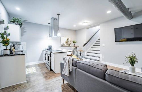 Contemporary 2BR2BA w-King - Den - Private Entry-Yard - Foto 6