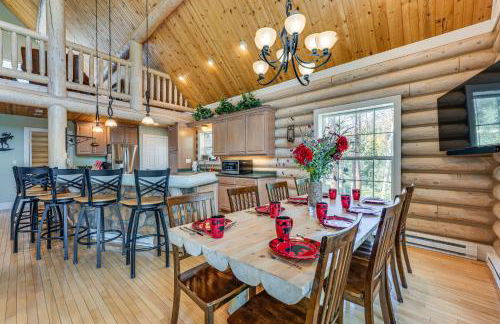 Secluded Log Cabin with Game Room and Forest Views - Foto 2