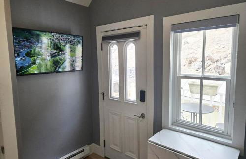 Charming Downtown Apartment in Victorian Home with Mountain Views - Foto 9