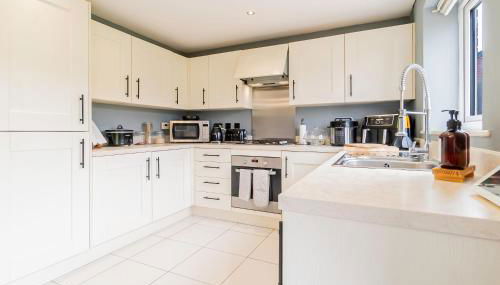 Three Bedroom Birmingham Stay Free Parking Perfect for Families Travellers Professionals M6 - Foto 2, stove, dishwasher, toaster