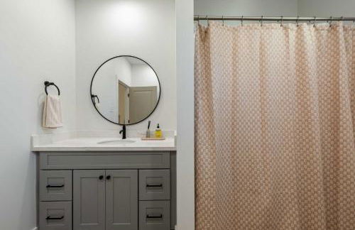 New cottage near Sports Complex with King Beds - Foto 11