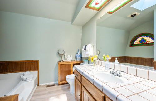 Forest Home with Deck, EV Station, King Beds - Foto 16