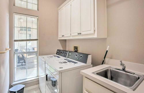 Elegant Plano Home with Private Outdoor Pool! - Foto 33