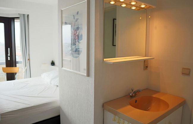 Modern Stay Near Shore - Photo 3