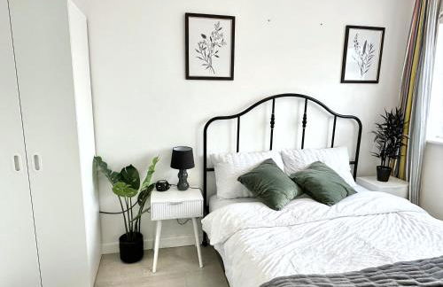 5 bedroom detached house sleeps 13 spacious Parking 5 mins driving to Bicester Village - Foto 11