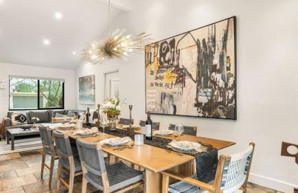 Design-forward Palm Springs home w saltwater pool lush yard multiple outdoor dining areas Casa Papagayo by AvantStay - Foto 12