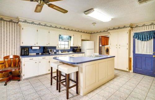 Patio & Grill! Charming 'Lake Charles Landing Pad' - Foto 2