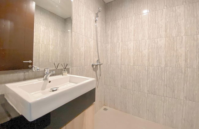 Spacious And Homey Studio At Cleon Park Apartment - Photo 11