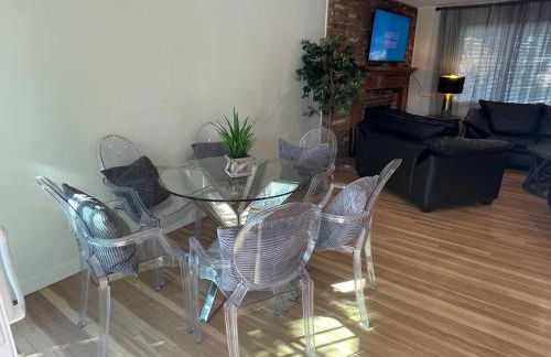 Granada Hills Private Unique Pool Luxury 4BR Family Retreat - Patio, Outdoor Dining, BBQ Grill, & Free Parking - Foto 9