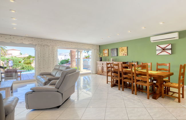 4 bedroom House in Castelló d'Empúries with private pool and garden - Photo 3