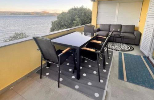 Beachfront Apartment Live - Photo 24