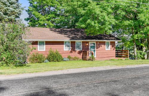 Charming Wolcott Cottage with Fire Pit and Mini Dock - Foto 39