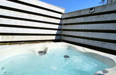 Otter 1 - Private Hot Tub - Bali Inspired Lodge - Bath - Longleat - Wiltshire - Photo 8