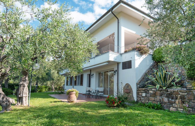8 bedroom House in Diano Castello with private pool and garden - Photo 4