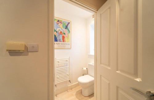 Modern 4-Bedroom Home, Ideal for Relocation, Ideal for Leisure Stays, Guests 8, Free WiFi - Foto 20
