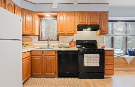 Catskills Mountain Home Near Windham w Fireplace Open Living Deer Run Lodge by AvantStay - Foto 15