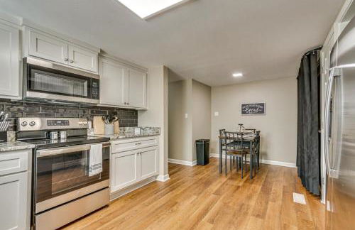 Lakefront Home with Yard and Deck in North Little Rock - Foto 9