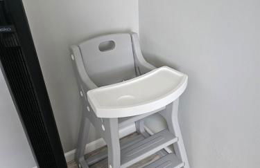 Cozy Roomy family sized apartment on major bus route close to all - Foto 36