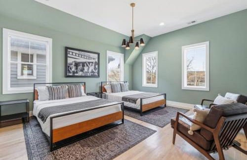 Modern House by Downtown with Garage and Fenced-in Yard - Foto 11