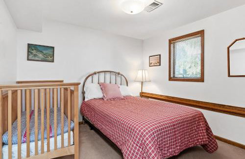 Experience lakeside luxury at Sunset Cove, a spacious 5-bedroom home - Foto 15